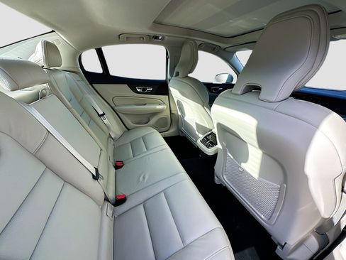 Used 2022 Volvo S60 B5 Inscription image 30