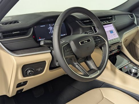 New 2025 Jeep Grand Cherokee Limited w/ Luxury Tech Group II image 11