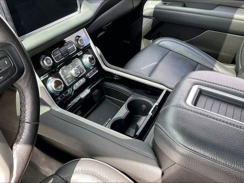 Used 2021 GMC Yukon Denali w/ Denali Premium Package image 16