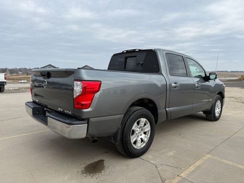 Used 2018 Nissan Titan SV image 5
