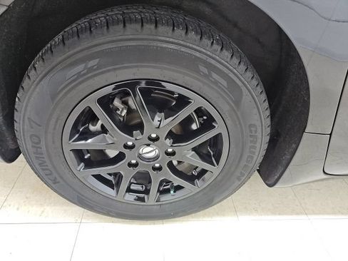 Used 2023 Chrysler Pacifica Touring-L FWD image 8