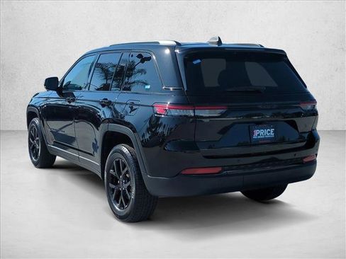 Used 2025 Jeep Grand Cherokee Altitude RWD image 8