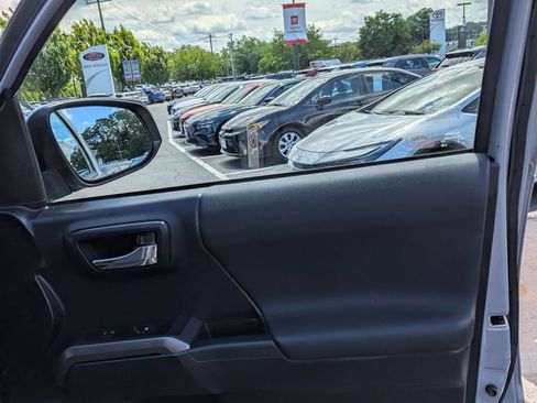 Used 2018 Toyota Tacoma TRD Sport w/ Technology Package AWD/4WD image 17