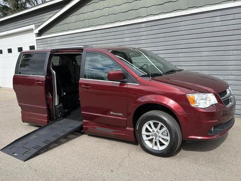 Used 2019 Dodge Grand Caravan SXT FWD image 12