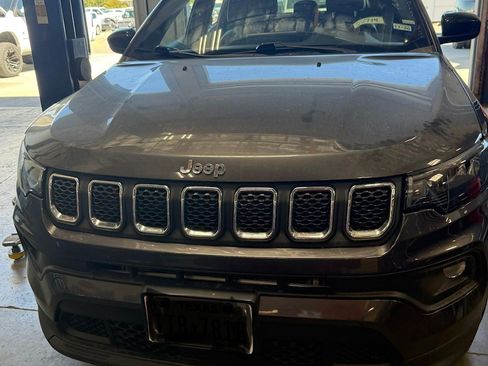 Used 2024 Jeep Compass Latitude AWD/4WD image 2