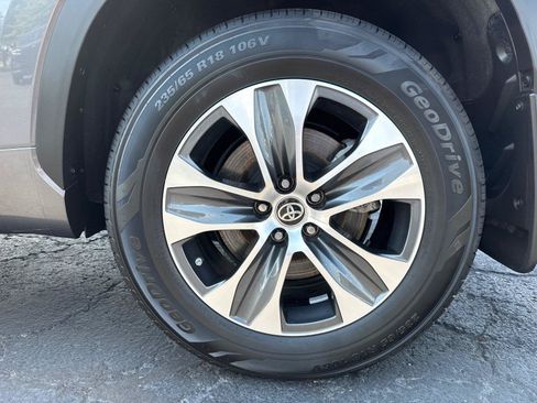 Used 2023 Toyota Highlander XLE AWD/4WD image 32