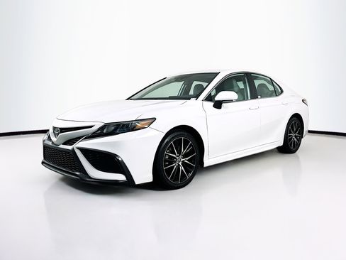 Used 2022 Toyota Camry SE image 3