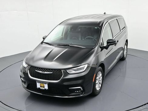 Used 2023 Chrysler Pacifica Touring-L FWD image 24