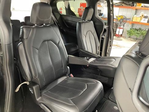 Used 2020 Chrysler Pacifica Touring-L AWD/4WD image 19