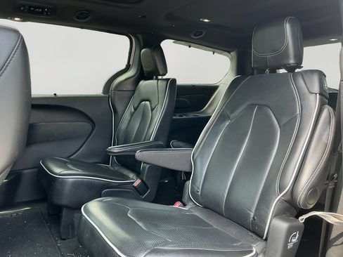 Used 2025 Chrysler Pacifica Limited FWD image 15