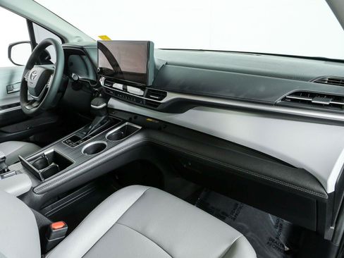 Used 2025 Toyota Sienna XLE w/ XLE Plus Package FWD image 23