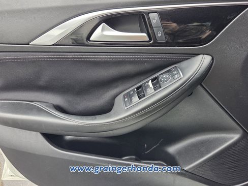 Used 2018 INFINITI QX30 image 25