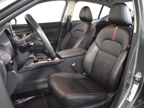 Used 2024 Nissan Sentra SR w/ SR Premium Package FWD image 10