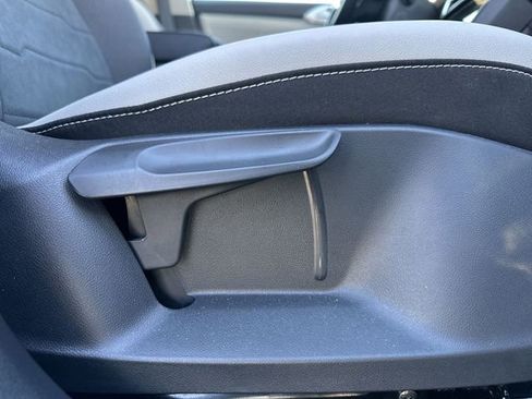 Certified 2025 Volkswagen Taos SE image 31