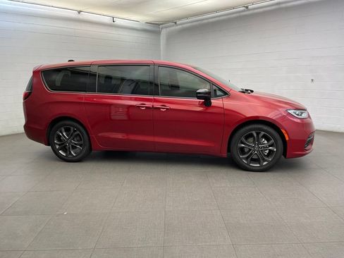 New 2026 Chrysler Pacifica Select FWD image 2