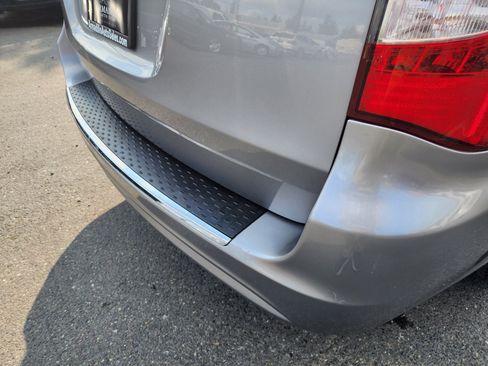 Used 2014 Chrysler Town & Country Touring image 36