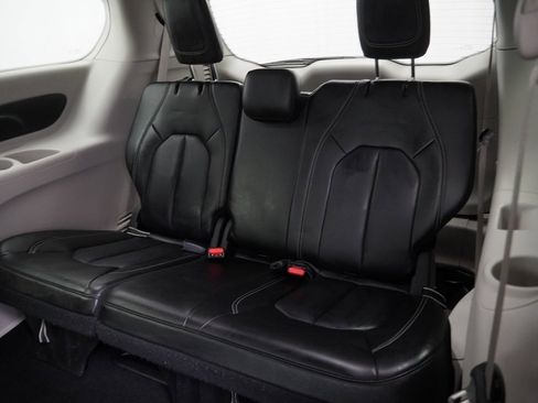 Certified 2023 Chrysler Pacifica Touring-L image 23