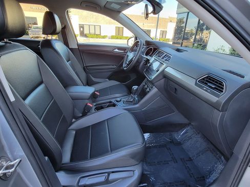 Used 2021 Volkswagen Tiguan SE image 31
