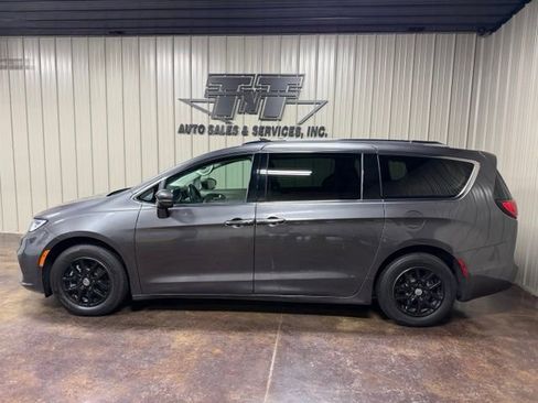 Used 2021 Chrysler Pacifica Touring-L FWD image 3