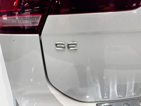 Used 2023 Volkswagen Tiguan SE w/ Panoramic Sunroof Package FWD image 23
