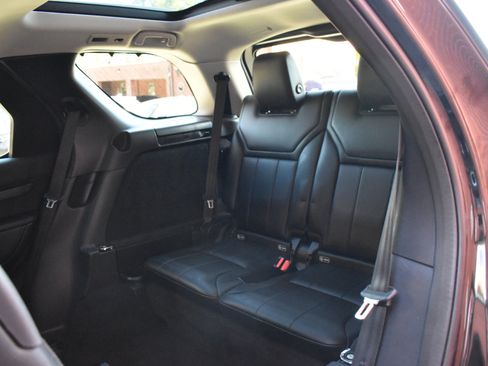 Used 2017 Land Rover Discovery HSE image 16