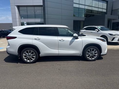 Used 2022 Toyota Highlander Limited AWD/4WD image 2