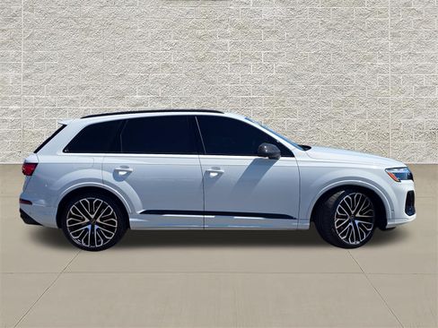 Used 2025 Audi SQ7 Prestige AWD/4WD image 8