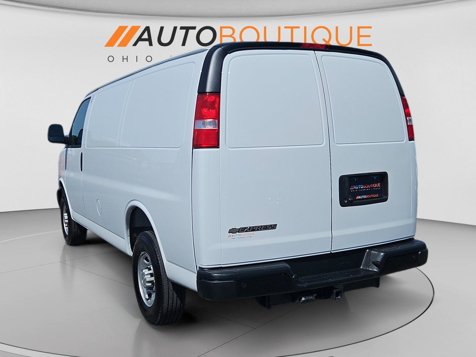Used 2025 Chevrolet Express 2500 w/ Enhanced Convenience Package RWD image 5