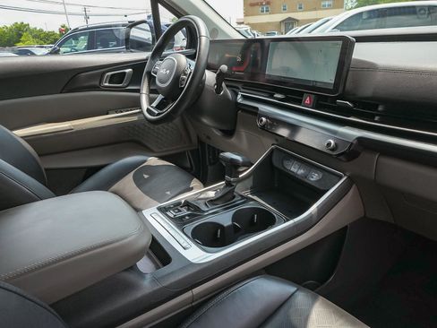 Used 2025 Kia Carnival FWD image 47