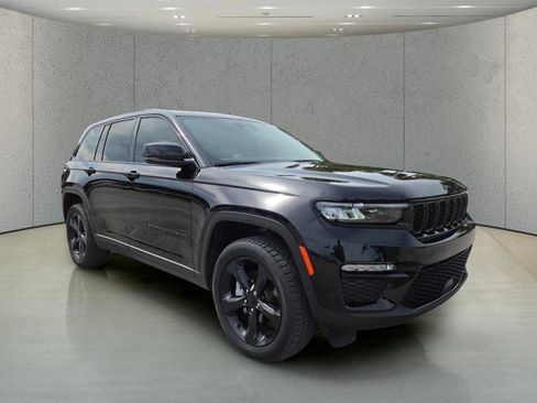 Used 2024 Jeep Grand Cherokee Limited w/ Black Appearance Package AWD/4WD image 13