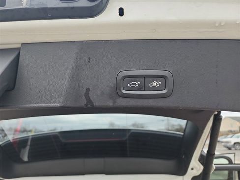 Used 2019 Volvo XC40 T5 Momentum image 16