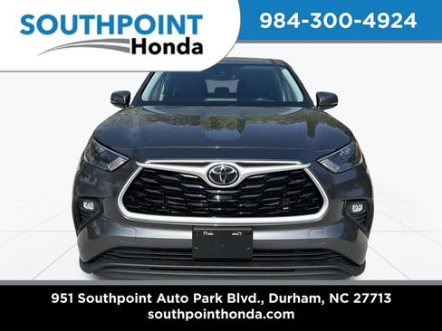 Used 2023 Toyota Highlander LE AWD/4WD image 2