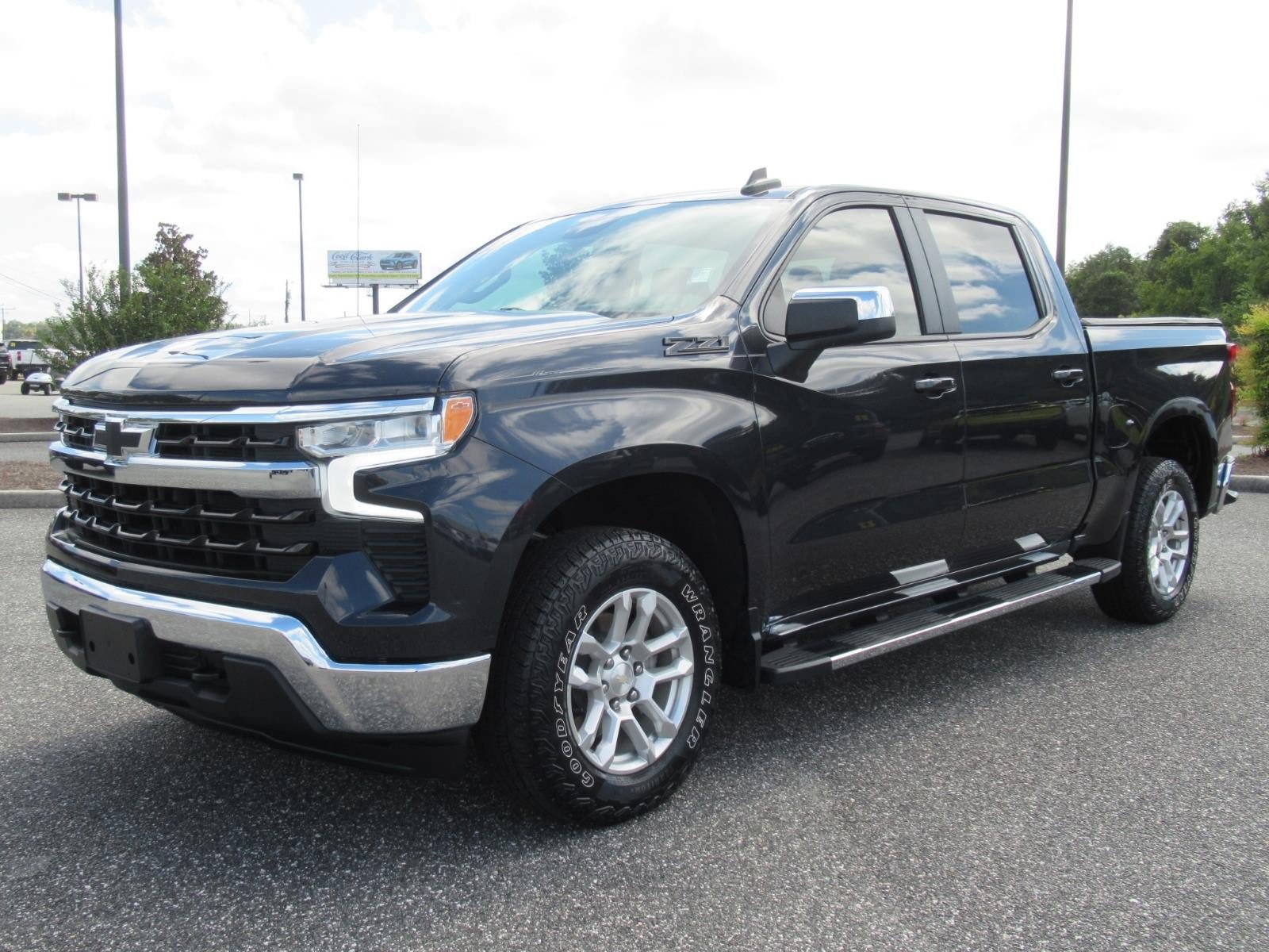 Used 2024 Chevrolet Silverado 1500 LT w/ Z71 Off-Road Package AWD/4WD image 4