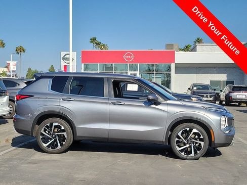 Used 2023 Mitsubishi Outlander SE FWD image 3