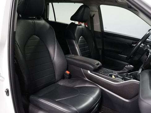 Certified 2024 Toyota Highlander XLE image 28