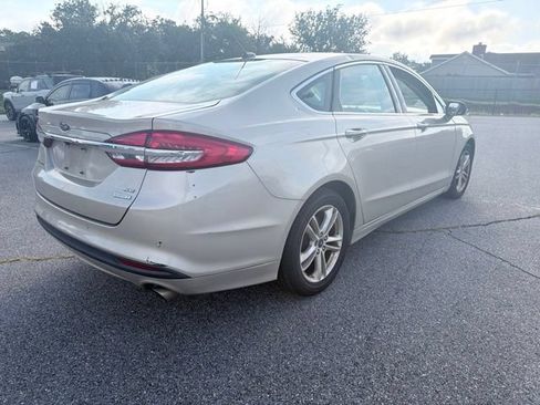 Used 2018 Ford Fusion SE w/ Fusion SE Technology Package FWD image 3