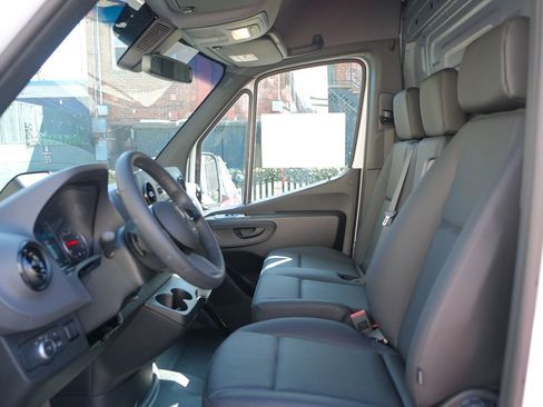 Used 2025 Mercedes-Benz Sprinter 2500 image 10