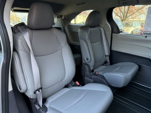 Used 2021 Toyota Sienna XLE image 22