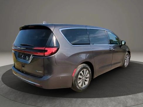 Used 2022 Chrysler Pacifica Touring-L w/ Uconnect Theater Family Group FWD image 4