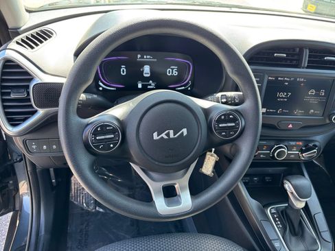 Used 2025 Kia Soul LX w/ LX Technology Package FWD image 25