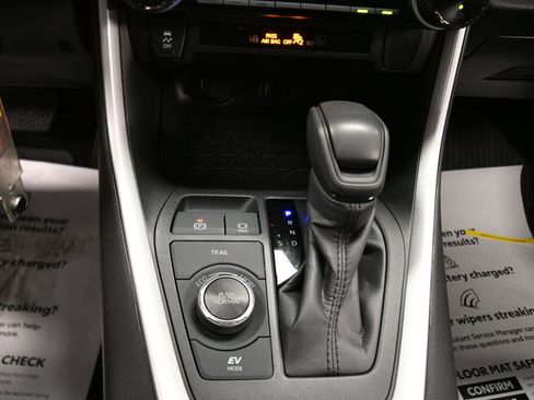 Used 2024 Toyota RAV4 LE AWD/4WD image 17
