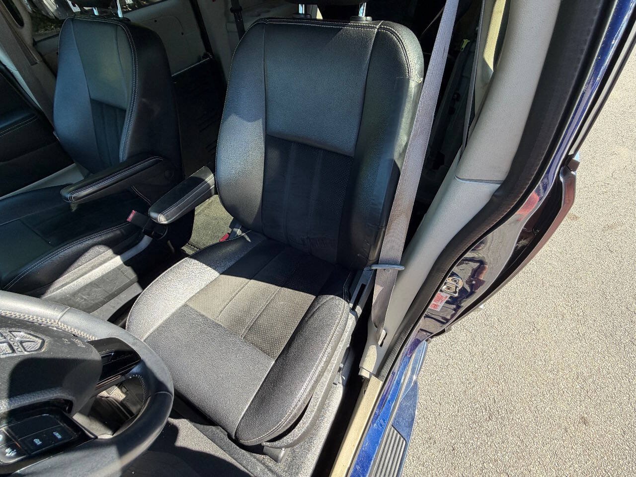 Used 2015 Dodge Grand Caravan SXT FWD image 11