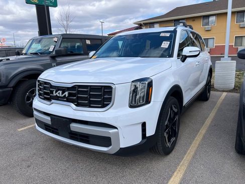 Used 2025 Kia Telluride S image 3
