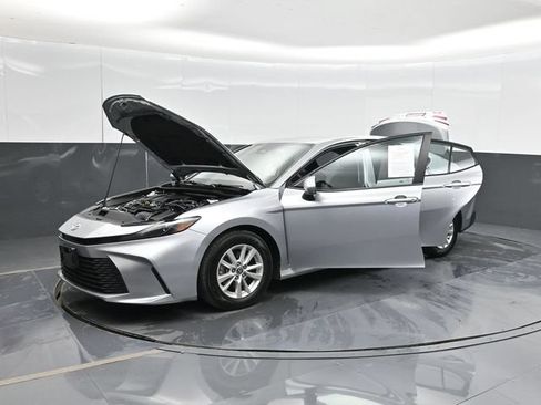 Used 2025 Toyota Camry LE FWD image 59