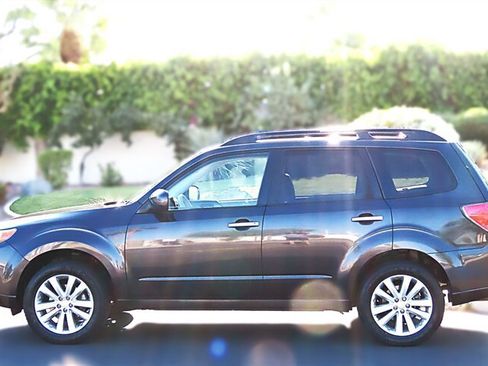 Used 2013 Subaru Forester 2.5X Premium w/ All-Weather Plus Pkg AWD/4WD image 8
