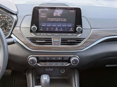 Used 2025 Nissan Altima 2.5 SV image 19