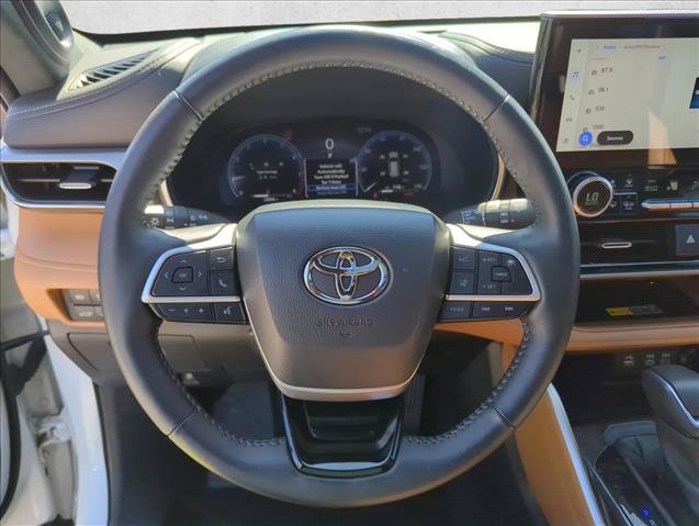 Used 2025 Toyota Highlander Platinum AWD/4WD image 25