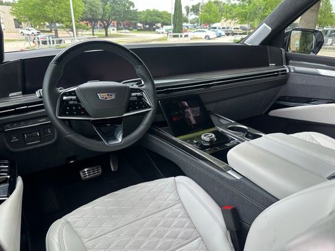 Used 2025 Cadillac Escalade V w/ LPO, ONYX Package image 8