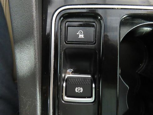 Used 2020 Jaguar F-PACE Premium image 31