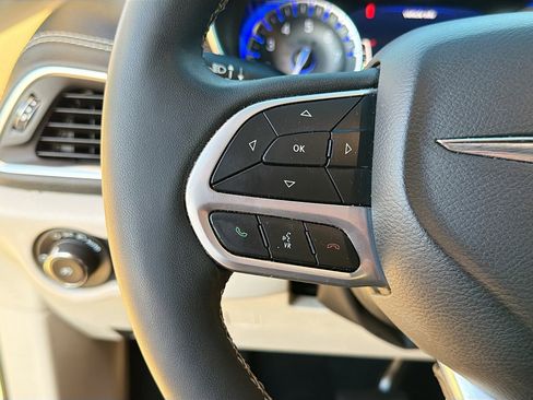 Used 2022 Chrysler Pacifica Limited image 37